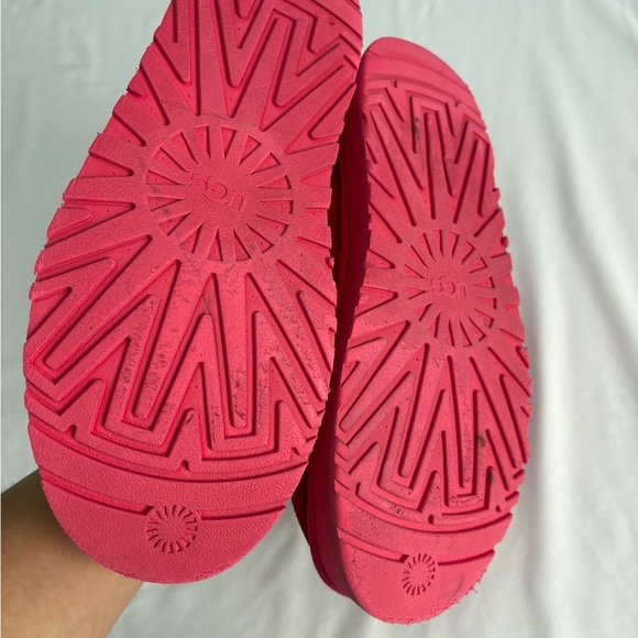 UGG women’s s Vibrant Red Slippers - Picture 4 of 9